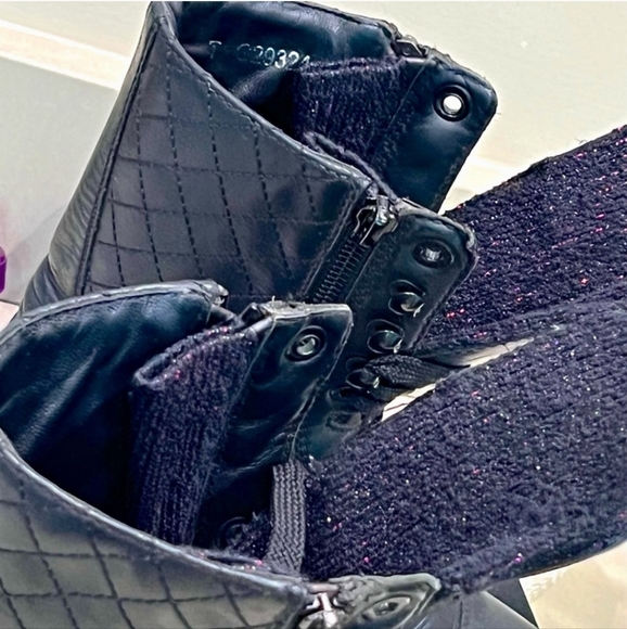 Chanel Lace Up Combat Boots, tweed accent. Black Quilted Leather - Size 37 - Picture 4 of 5